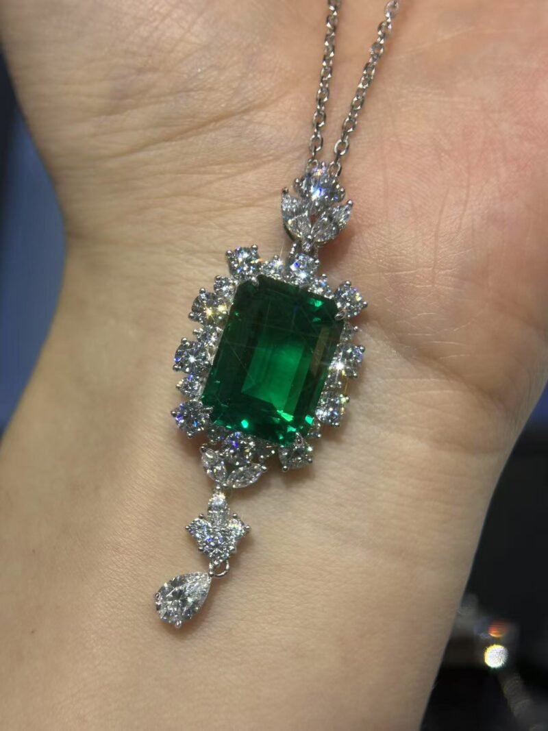 9.Lab-grown colored gemstone necklace